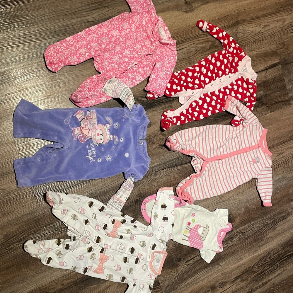 Adorable 3-6 months lot of baby sleep outfits.